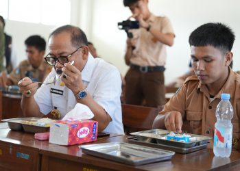 Tanggapi Isu Keracunan, Suhardi Duka Cicipi Langsung MBG di SMKN 1 Rangas